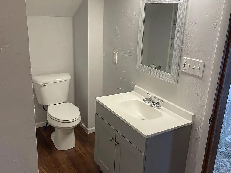 1318 W Spencer St — Photo 17
