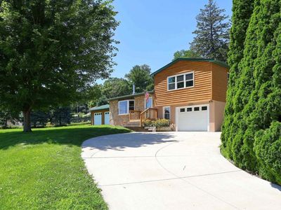 1128 N Cody Rd, Le Claire, IA, 52753