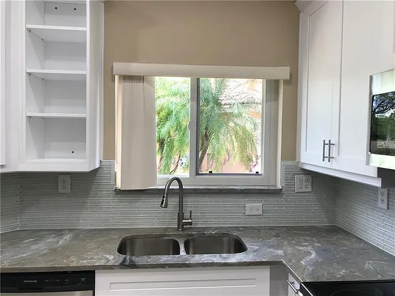 5766 NW 127th Ter — Photo 10