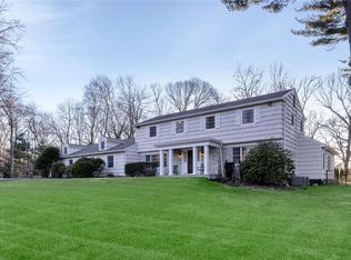 38 Meadowood Ln, Glen Head, NY 11545