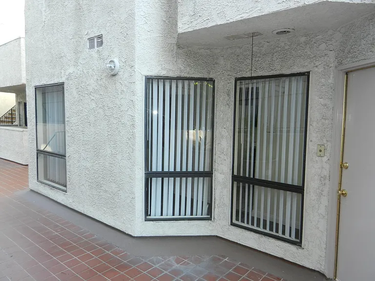 4453 Woodman Ave #9 — Photo 2