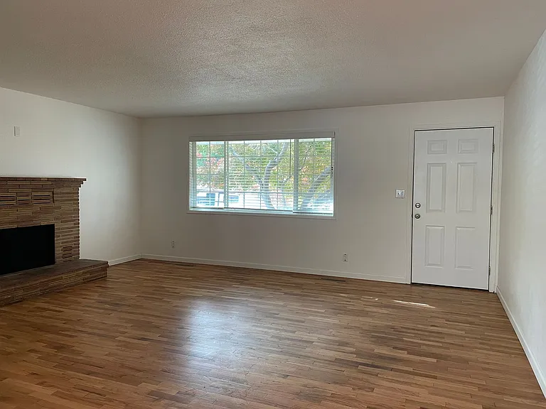 517 Eastwood Dr — Photo 3
