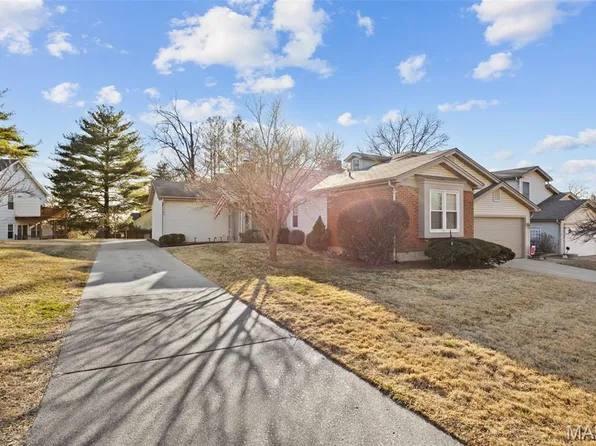 3060 Autumn Shores Dr, Maryland Heights, MO 63043