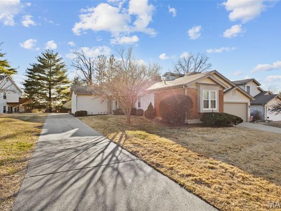 3060 Autumn Shores Dr, Maryland Heights, MO 63043
