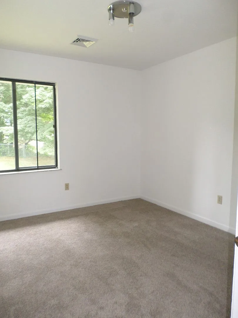 4 Bedroom 3 Bath House with 1 Car Garage — Photo 3