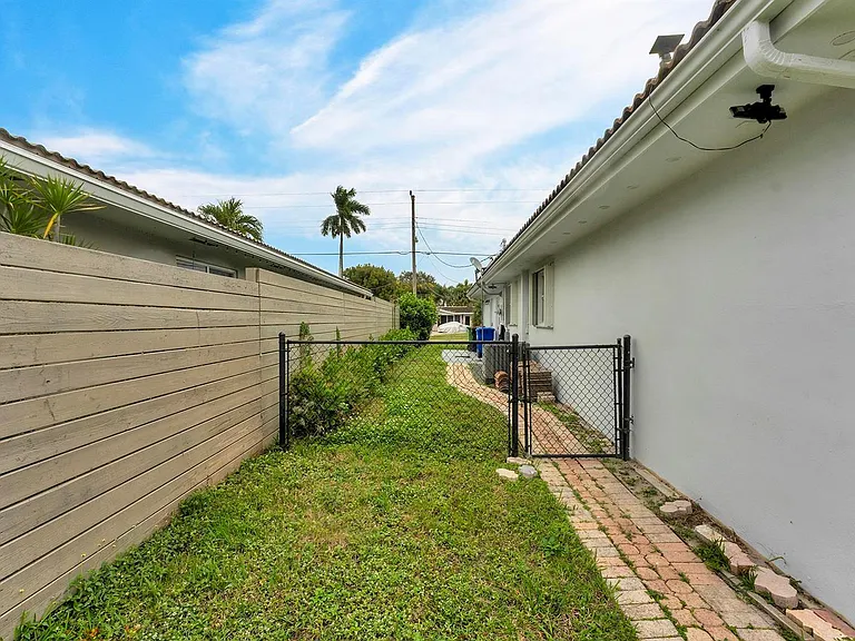 5921 NE 15th Ave — Photo 34