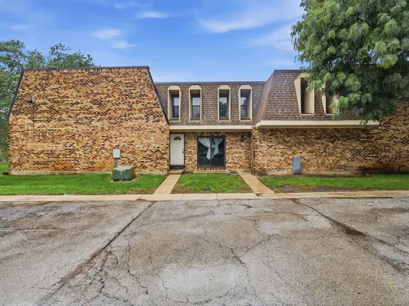2064 Country Club Dr, Woodridge, IL 60517