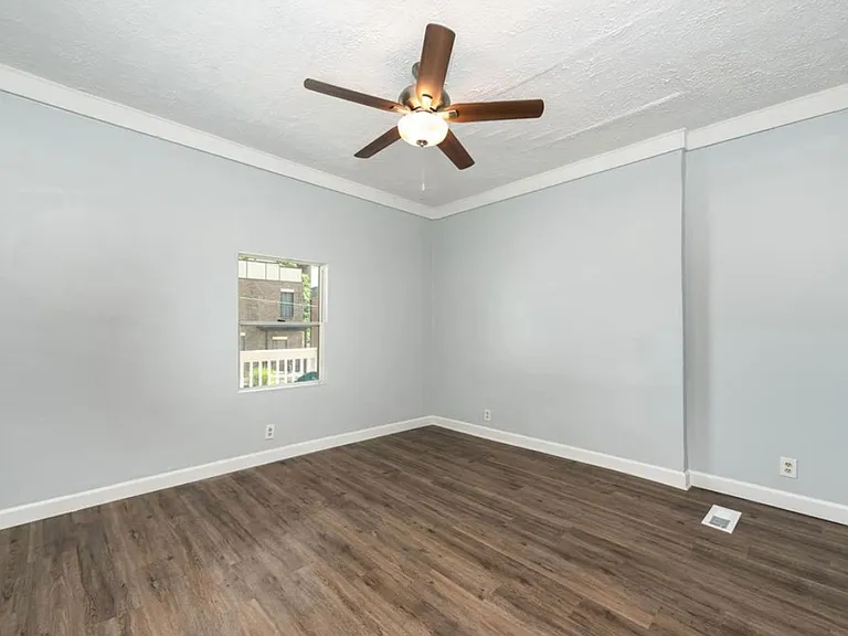 E. Walnut Hills - Cute 2 Bed In Upper Of 2 Family — Photo 14