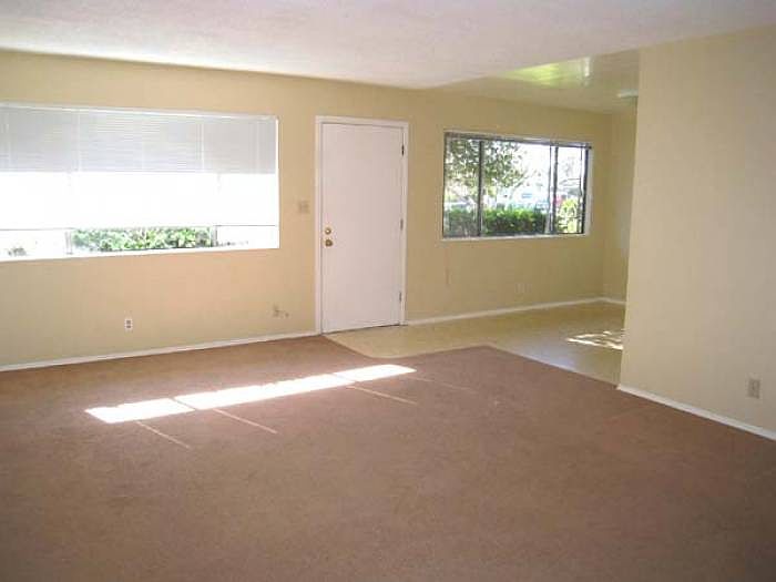 Carpeted Living rm