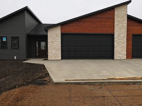 2501 Troon Cir NW, East Grand Forks, MN 56721