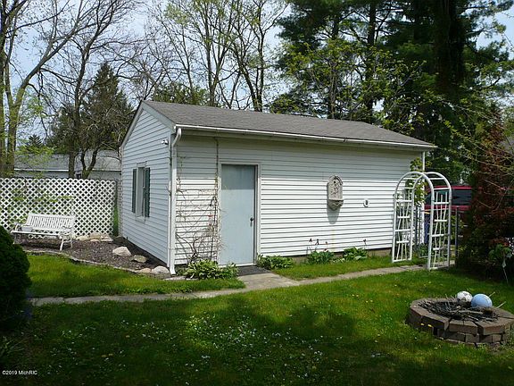 5th image of 2114 Melita Ave NE