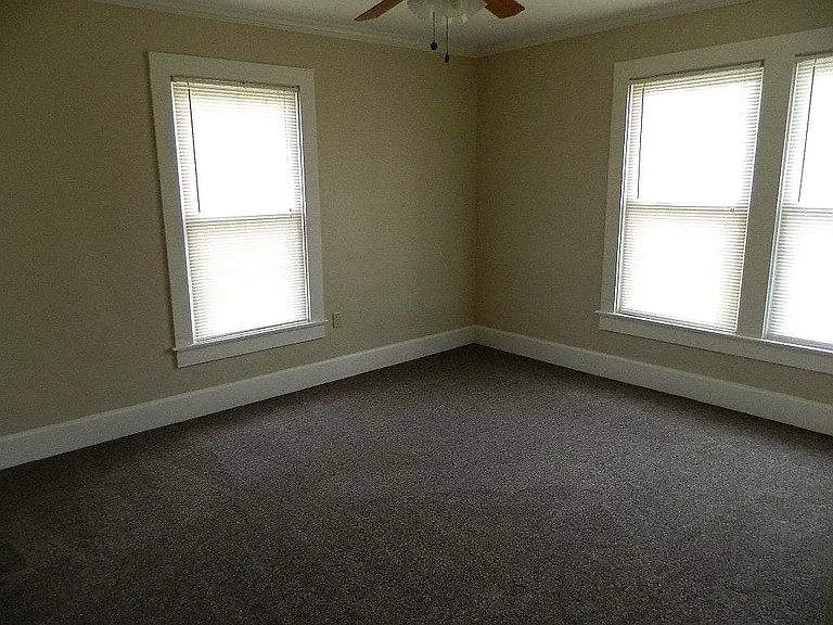 115 E Riverside Dr — Photo 7