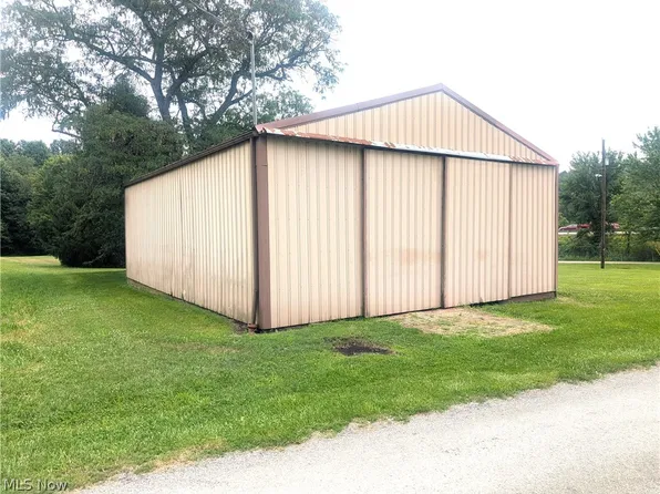 5715 Greer Dr SE, Uhrichsville, OH 44683