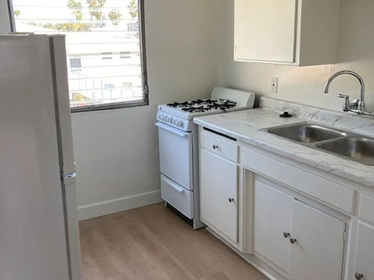 10777 Rose Ave — Photo 6