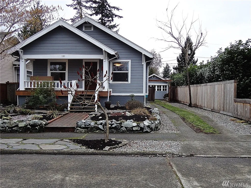 121 G St SE photo 1