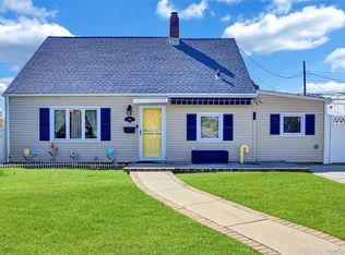 10 Barnyard Ln, Levittown, NY 11756