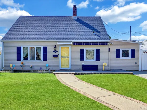 10 Barnyard Lane, Levittown, NY 11756