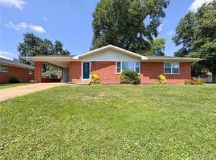 915 Circle Dr, Red Bud, IL 62278
