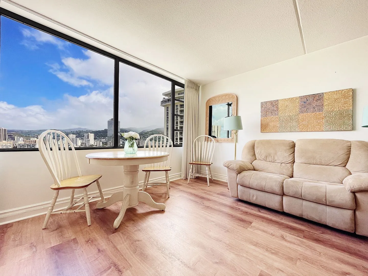 Pet Friendly Furnished Waikiki Studio with Central A/C and Parking. Utilities Included in Rent. — Photo 2