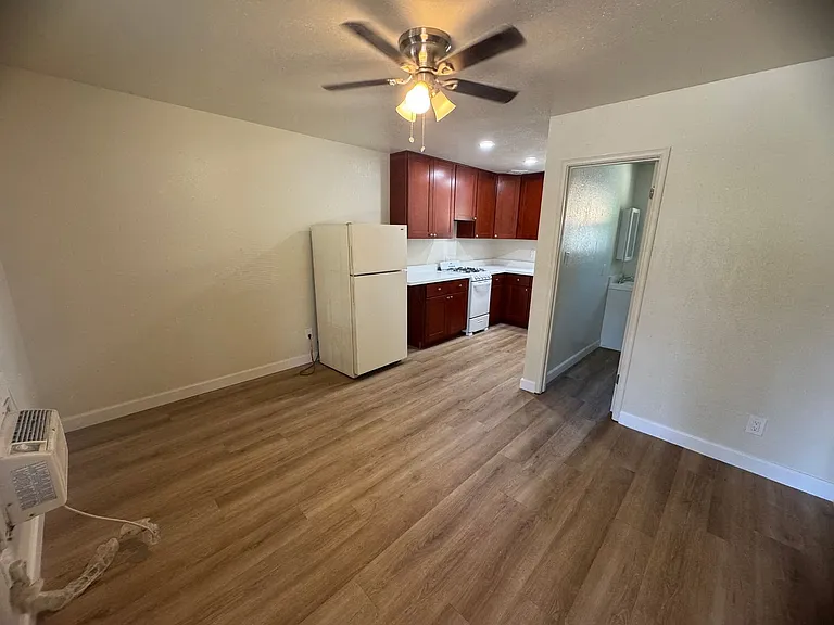 418 E St #C — Photo 5