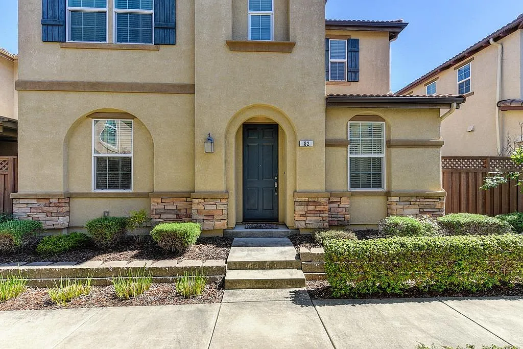 3 bed, 1858 sqft, $3,095 — Photo 2
