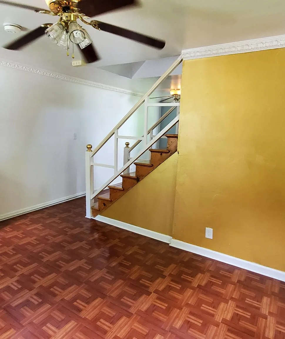2440 S Oxford Street — Photo 2