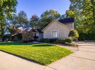 6672 Westpointe Dr, Troy, MI 48085