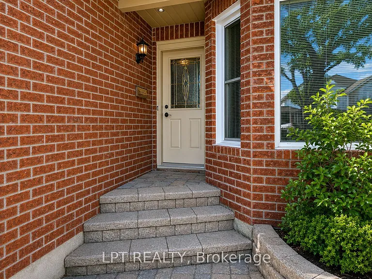 84 Newborough Cres — Photo 2