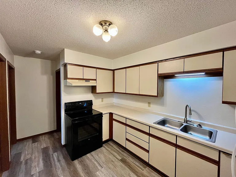 806 S State St — Photo 16