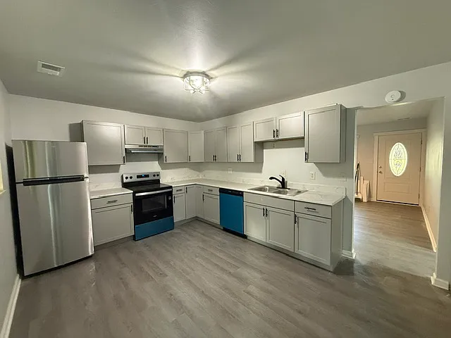 3 bed, 1.5 bath, 1400 sqft, $1,700 — Photo 3