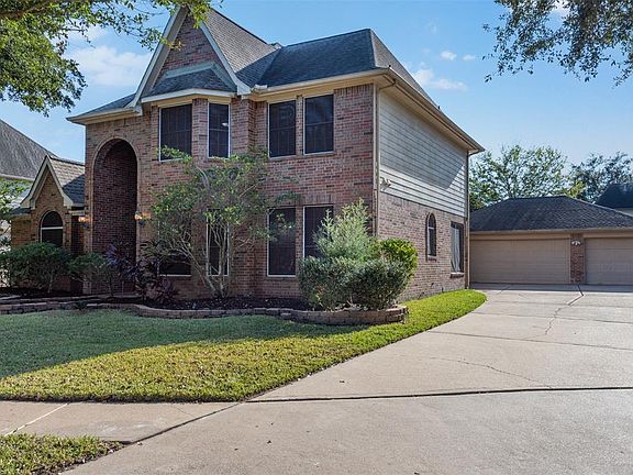 The expansive driveway and spacious 3-car garage make friend & family visits a breeze.