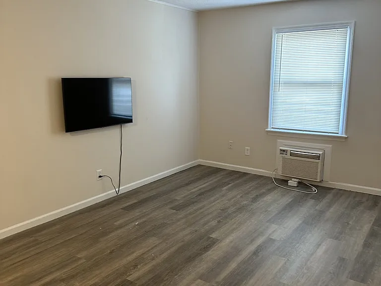1507 E Washington St — Photo 3