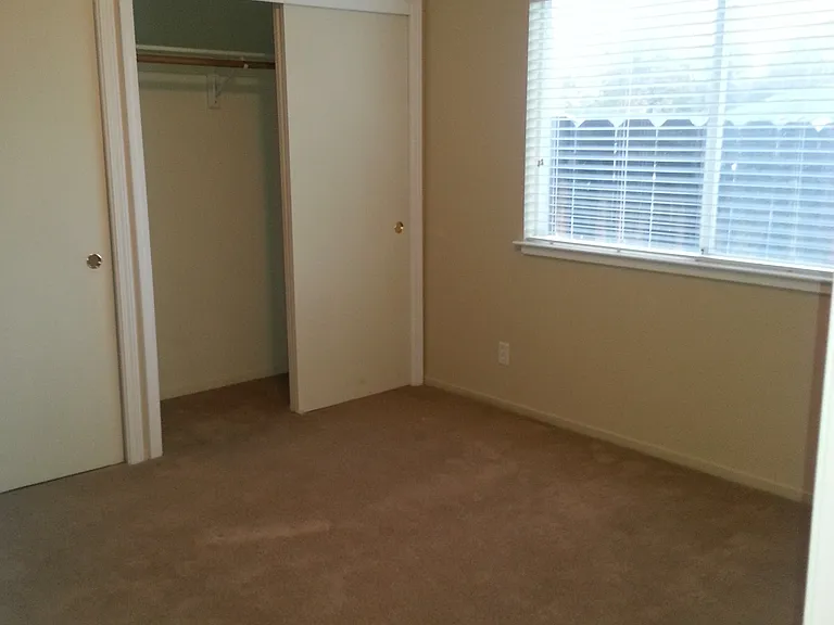 8 Cameron Dr — Photo 2