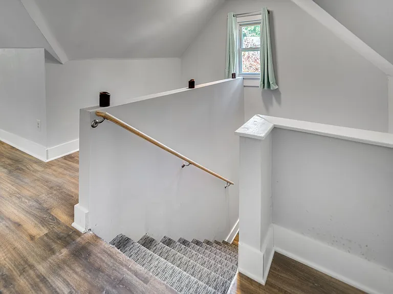 601 E State St — Photo 144