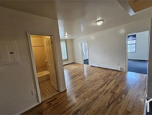 3 bed, 900 sqft, $3,695 — Photo 3