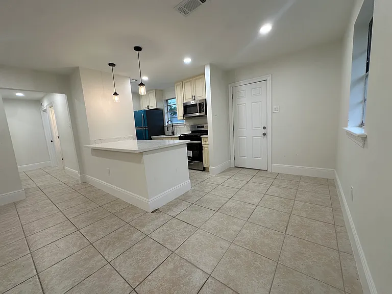 2723 Longwood Dr — Photo 2
