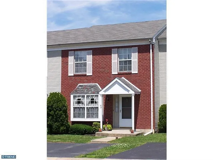 95 Victoria Dr photo 1