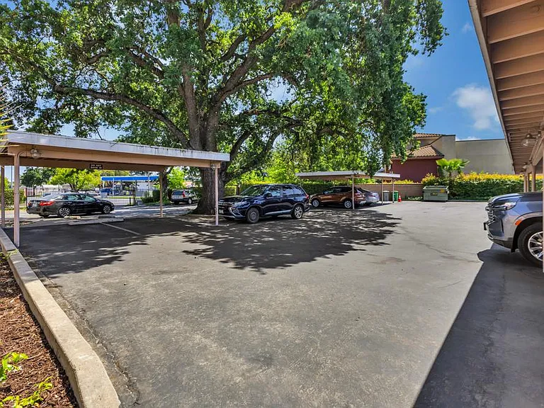 South Land Park Apartments — Photo 18