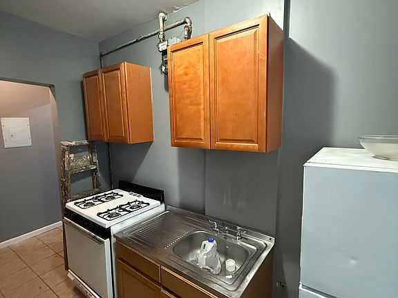 2nd image of 2604 Bainbridge Ave #E