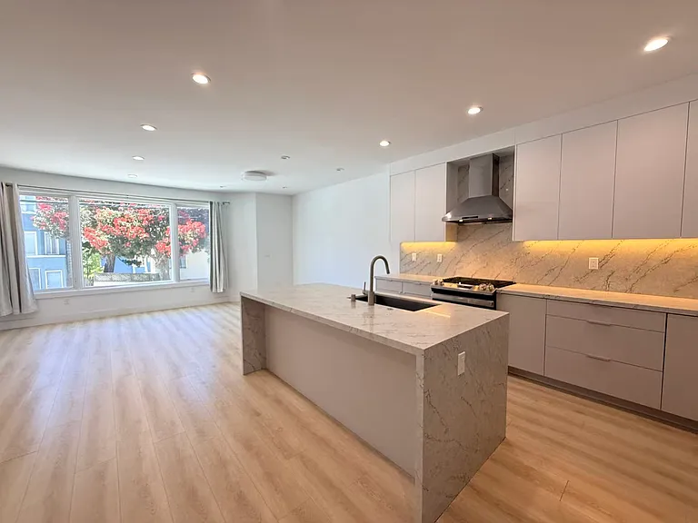 710 16th Ave — Photo 1