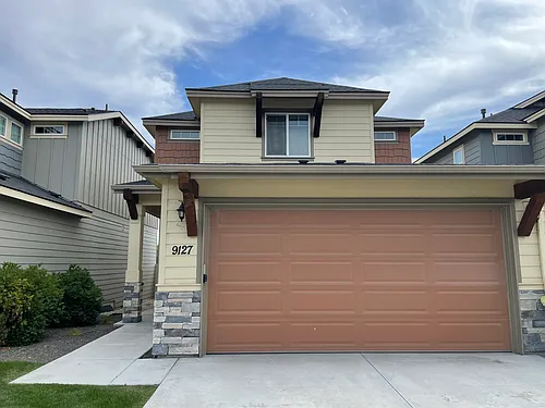 9127 W Tillamook Dr Photo 1