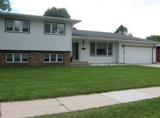 3106 Edgewood Dr N, Fargo, ND 58102