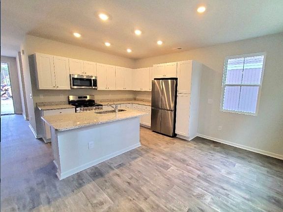 3rd image of 160 Cypress Dr