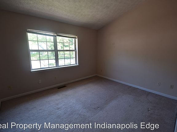 5th image of 581 Holly Ct S