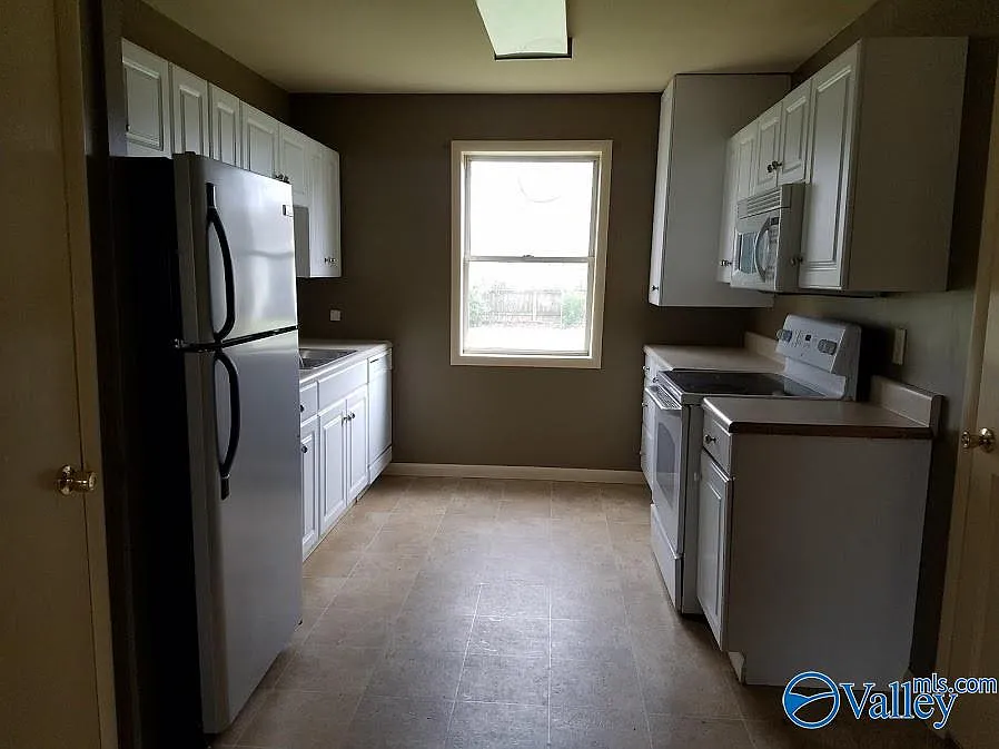 4 bed, 2.5 bath, 1800 sqft, $1,600 — Photo 4
