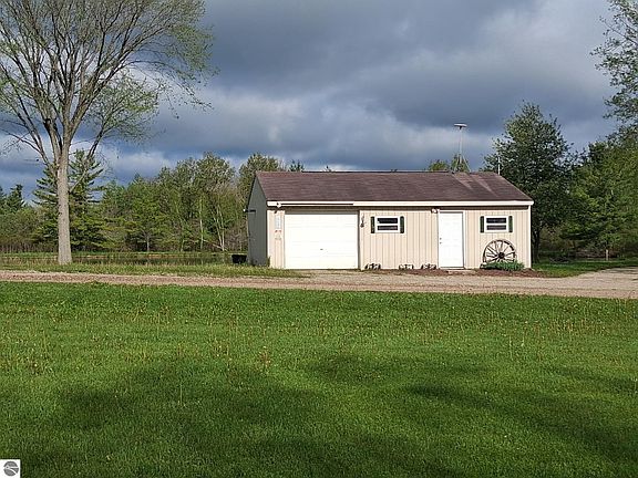 2nd image of 90 River Dr