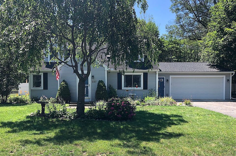1st image of 227 Oakwood Ln