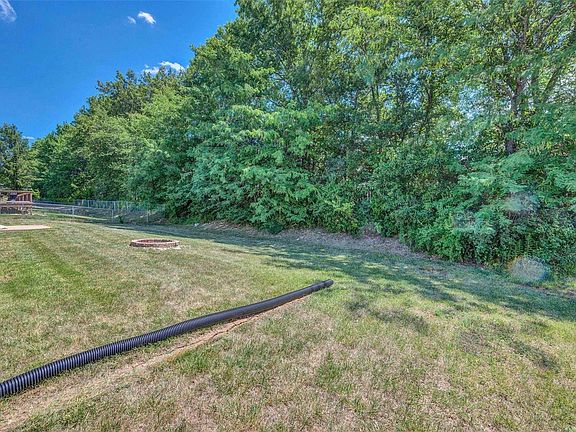 4th image of 1040 Sleepy Hollow Dr