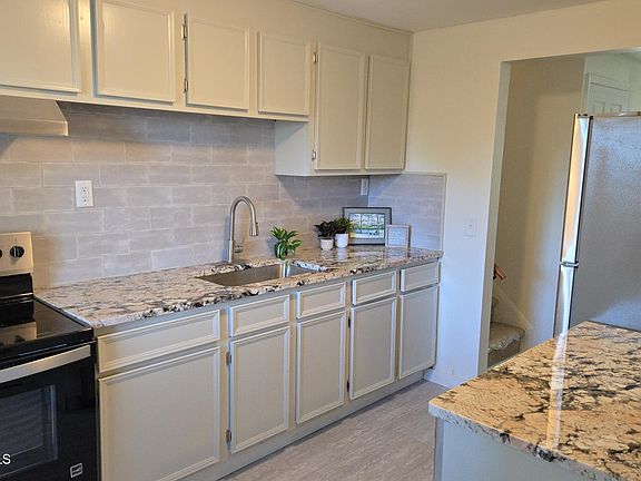 3rd image of 433 La Jolla Dr