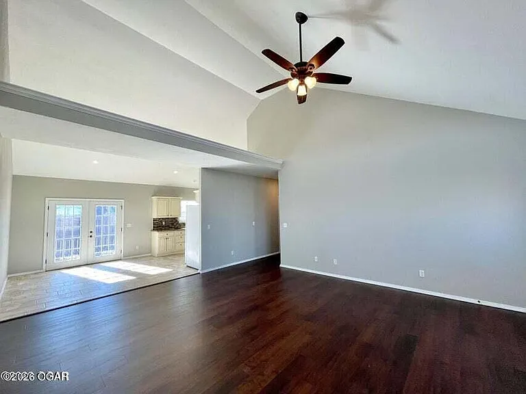2402 S Illinois Ave — Photo 2